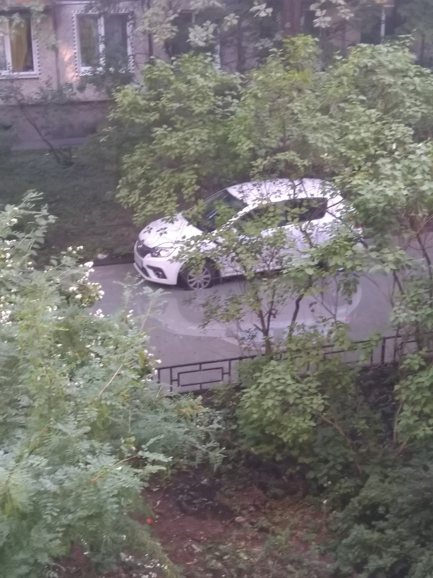 На Бестужевской земля "уходит из-под ног" из-за прорыва