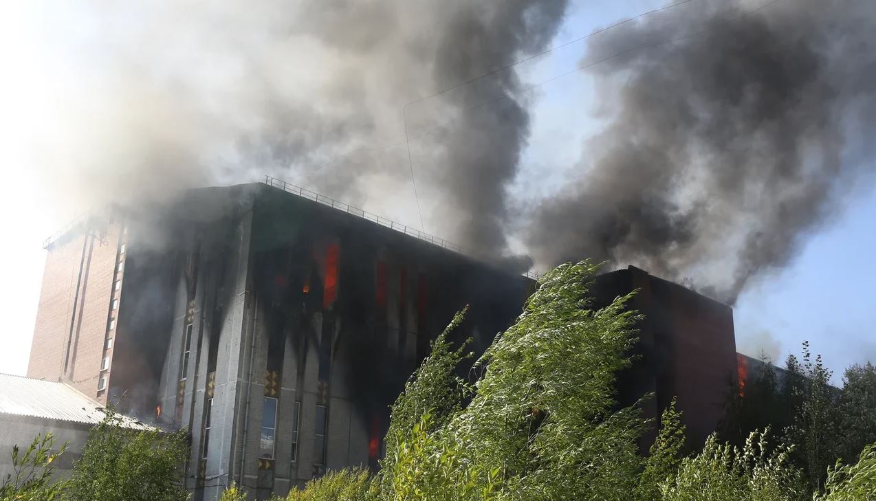 Пожар на складской улице спб. Складская 6 пожар. Свечной завод СПБ пожар. Пожар в СПБ складская улица 6.