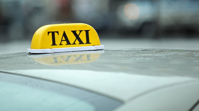 Попавший в ДТП на такси петербуржец отсудил 450 тысяч у мобильного сервиса