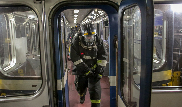 Спасатели тушили &#171;пожар&#187; на &#171;Балтийской&#187; и вытаскивали раненных из метро