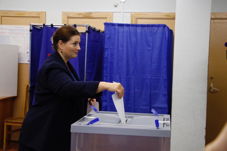 Тихонова проголосовала на выборах в Петербурге