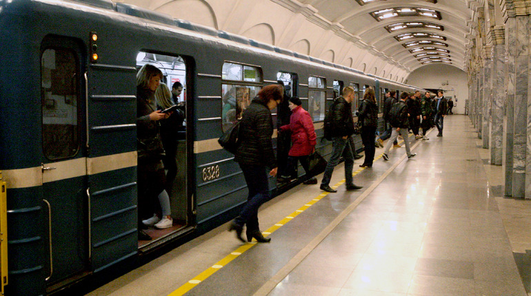 Сбой в работе красной ветке петербургского метро: пассажир упал на рельсы