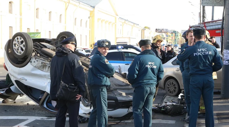 В петербурге выросло число. Авария на обводном канале такси рапид 2018. гибдд на обводном канале. угол лермонтовского и обводного канала. авария в петербурге на обводном канале возле балтийской.