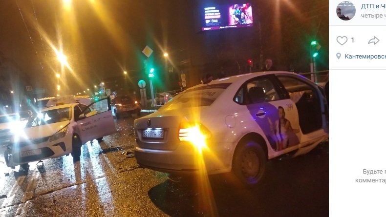 После тройного ДТП с двумя такси на Кантемировской пострадал человек