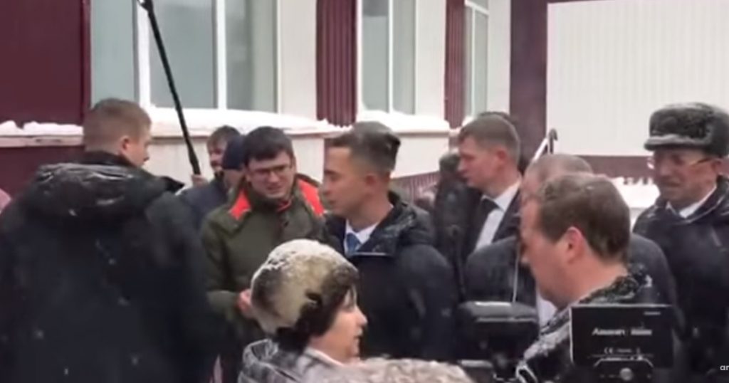 Россиянка на коленях попросила у Медведева включить горячую воду