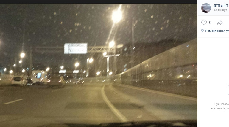 На мосту Бетанкура такси влетело в ограждение &#8212; на месте скорая