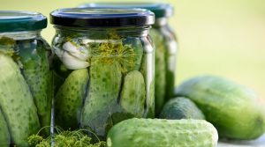 Захотелось малосольных огурцов? Ловите 5 рецептов на яблоках и газировке