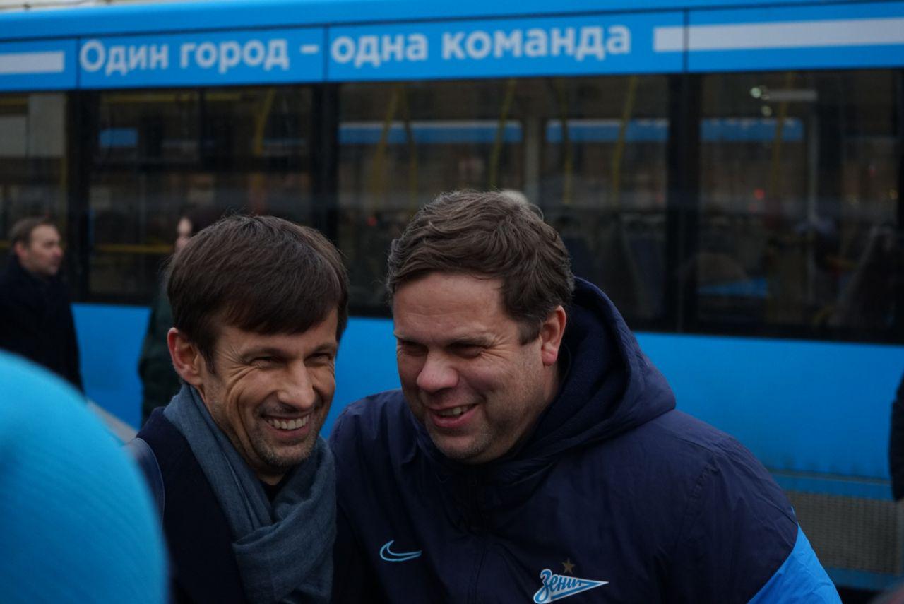 Автобусы цветов "Зенита" вышли на улицы: фоторепортаж "Мойки78"