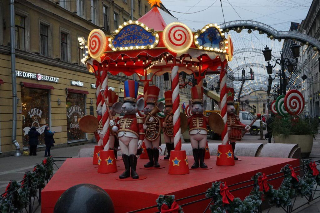 Москвичи за 8,8 млн рублей приедут в Петербург развлекать гостей рождественской ярмарки