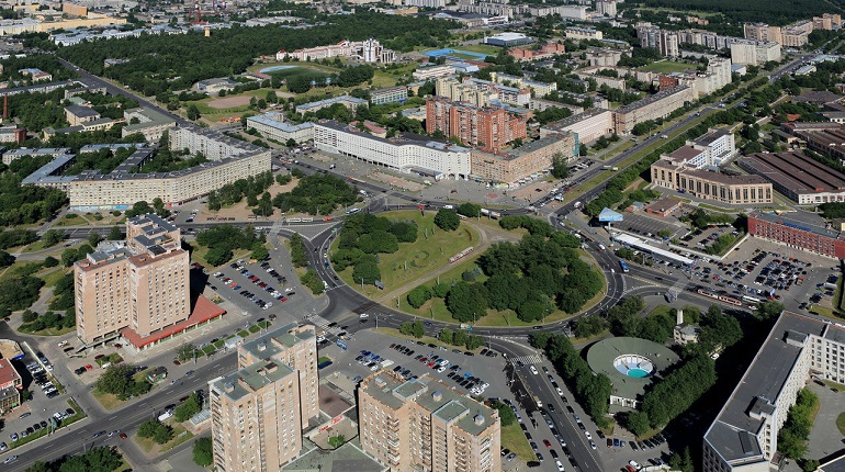 Полюстровский парк санкт-петербург. Пискаревский парк спб. Возложение венков на пискаревском кладбище 2021. Дрон над москвой. Дрон на пискаревском спб.