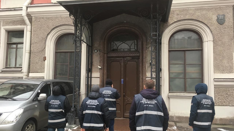 Петербургская фирма превратила дом-памятник на Моховой в ночлежку для мигрантов