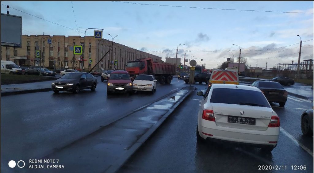 &#171;Притерлись&#187;: ДТП с участием самосвала на юге Петербурга грозит создать пробку