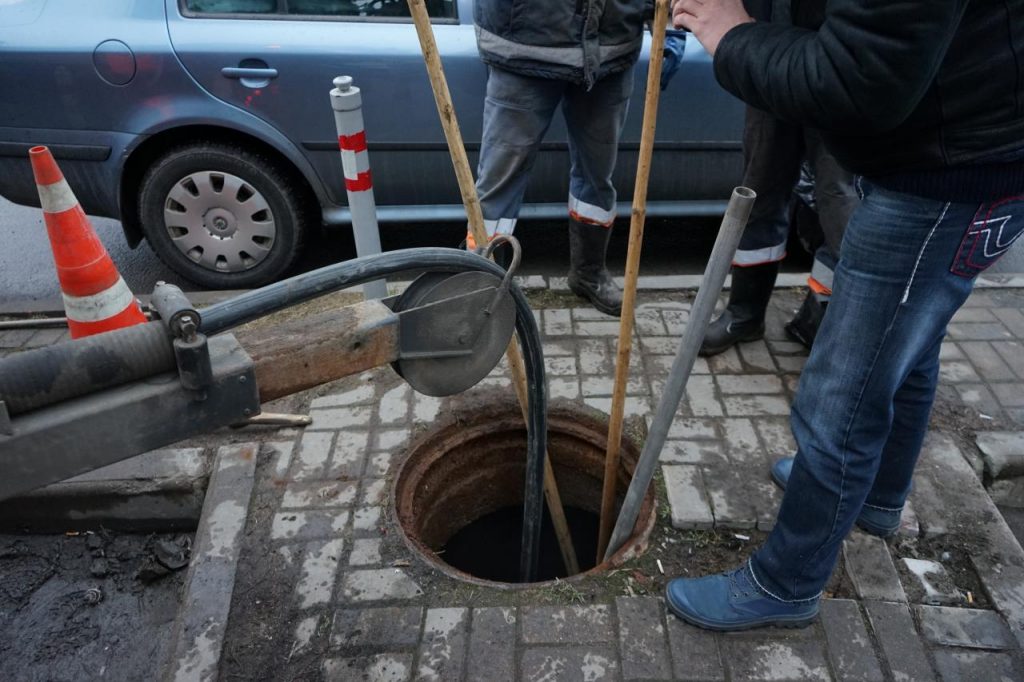 Из-за аномальной жары в Петербурге стали чаще засоряться канализации