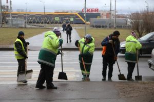 Поливают шампанским машину