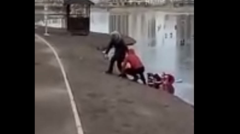 В Купчино спасли детскую коляску, которую сдуло ветром в воду
