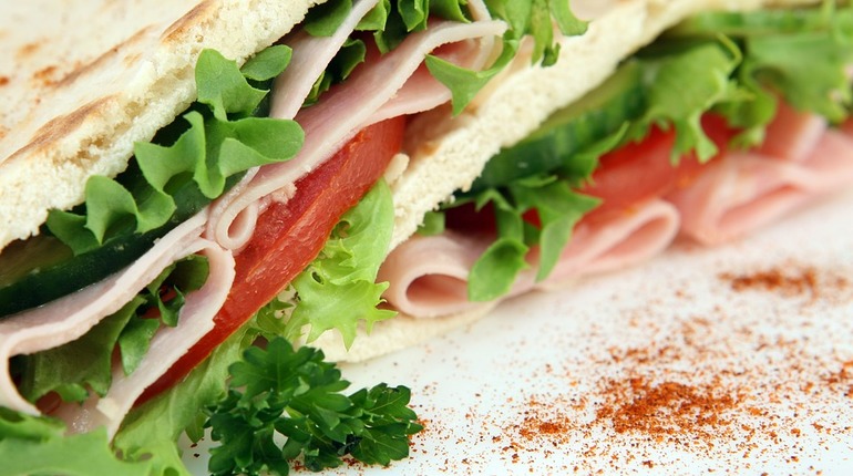 Диетолог рассказала о полезном рецепте бутерброда