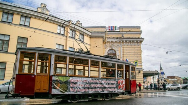 Блокадный трамвай в честь 75-летия Побелы прошёл по Петербургу