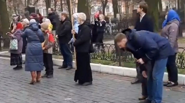 Незаконный крестный ход в центре Петербурга все же прервала полиция