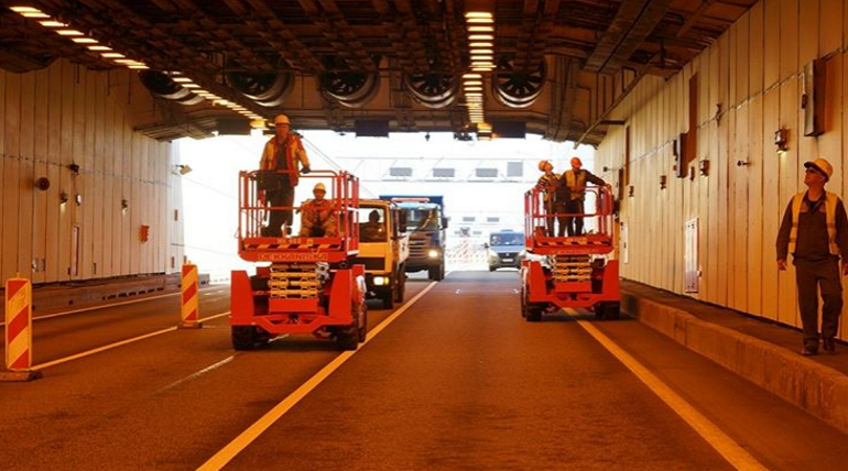 С понедельника в тоннеле петербургской дамбы ограничат движение транспорта