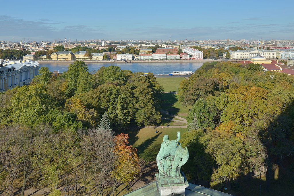 Александровский сад. Фото: Википедия День в истории Петербурга: митинг на Дворцовой и реставрация Александровского сада