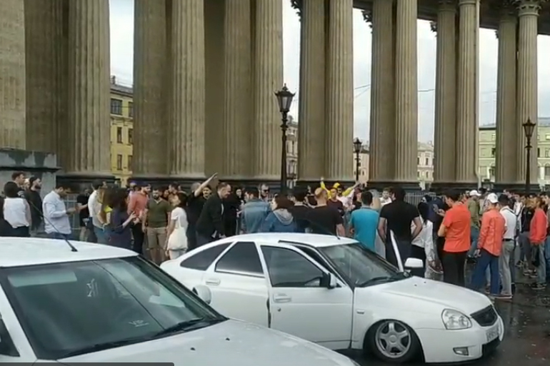 Десятки человек сплясали лезгинку у Казанского собора: это возмутило пользователей Сети