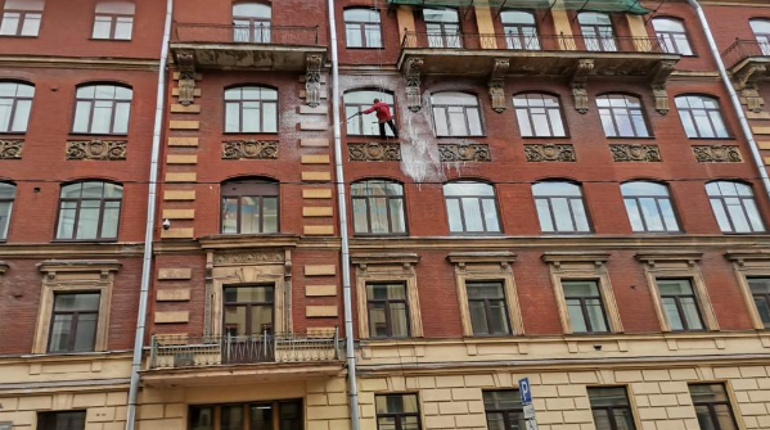 После зимы в Петербурге помыли почти 5 тысяч фасадов нежилых зданий