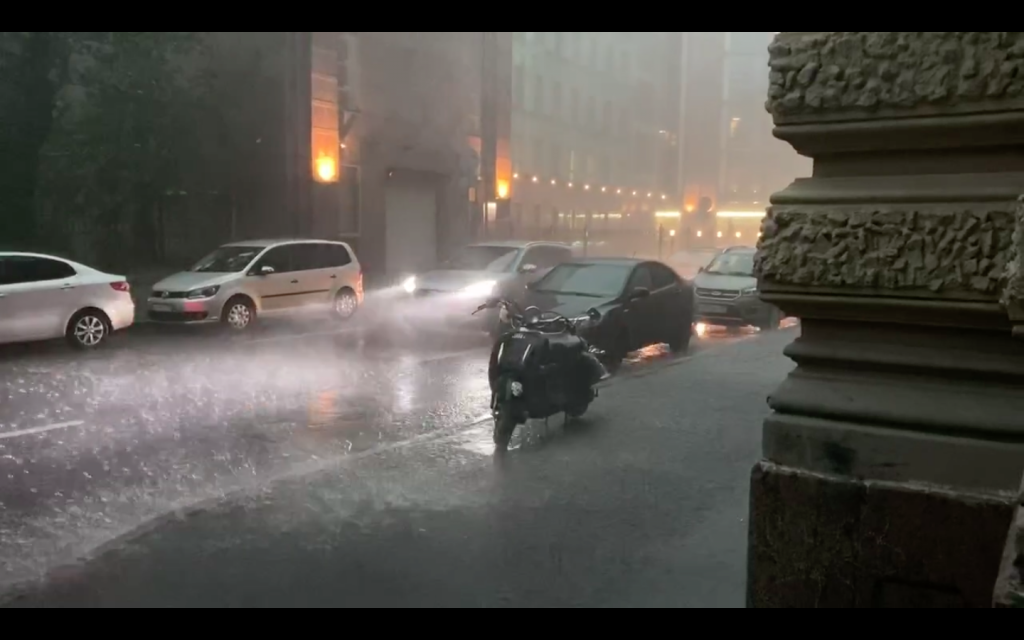 Ливень в санкт петербурге. Гроза в СПБ 18.06.2020. Дождь в Петербурге а Васильевском острове. 18 Июня 2020 гроза град СПБ. Ливень в Питере.