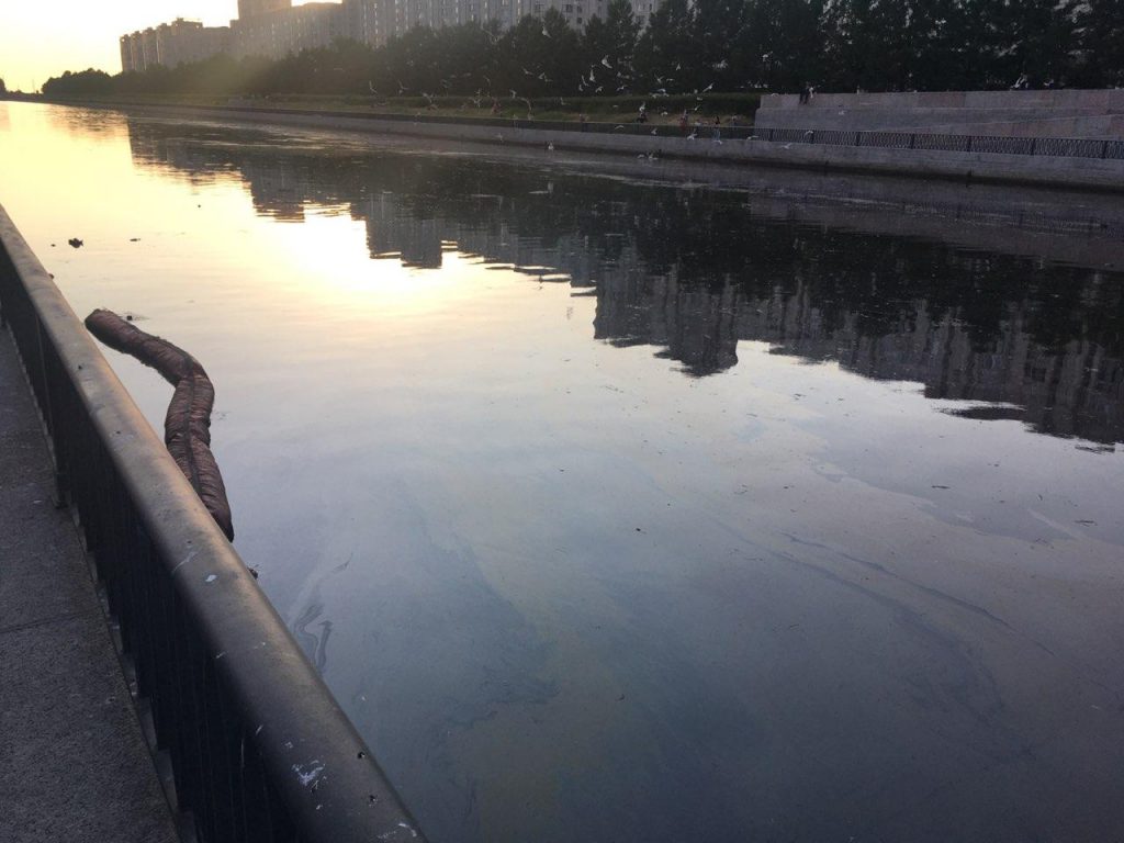 В Петербурге затопило набережную реки Смоленки