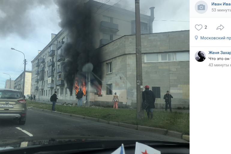 «Люди вылезают из окон»: очевидцы публикуют фото с места пожара на Краснопутиловской