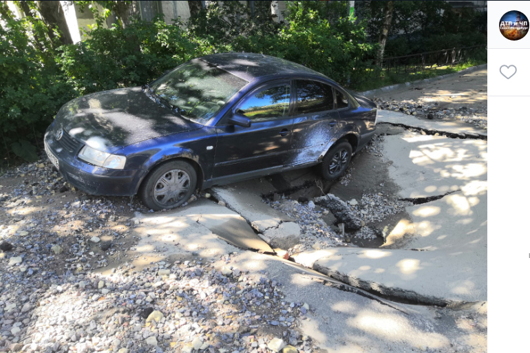 Автомобиль провалился в яму рядом с ремонтными работами на Купчинской улице