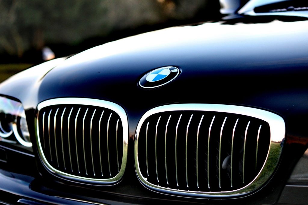 Владельцев BMW и Lada назвали самыми агрессивными водителями