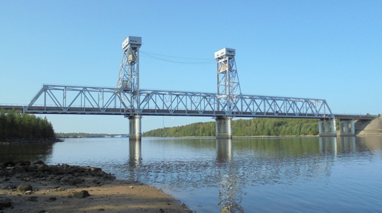 мост лодейное поле когда разводят. becec10. мост лодейное поле когда разводят фото. мост лодейное поле когда разводят-becec10. картинка мост лодейное поле когда разводят. картинка becec10. Лодейнопольский автомобильно-железнодорожный мост расположен на 1098,4 км реки Свирь в Ленинградской области (Россия), в 12 км ниже по течению Нижне-Свирского гидроузла, у восточной границы города Лодейное поле. Мост, протяженностью более 200 метров, построен в 1972 году. Он имеет лифтовую конструкцию, предусматривающую подъёмный средний пролёт для прохода судов по Свири. Автомобильное движение двухполосное.
