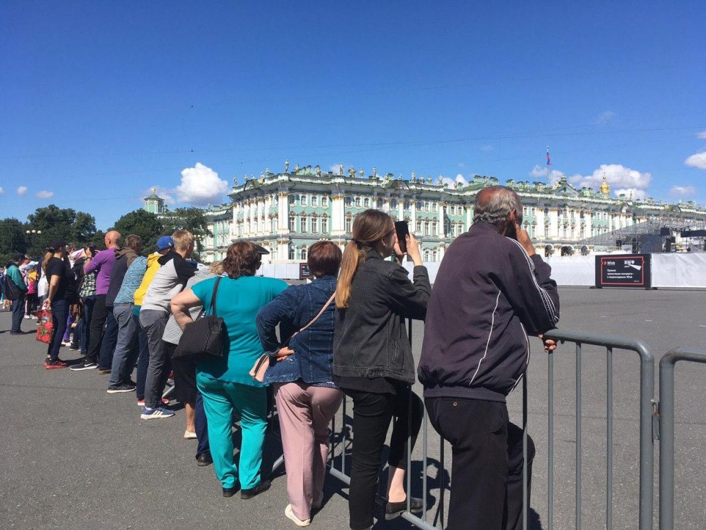 Мероприятие на дворцовой площади сегодня в питере. Жители Петербурга. Мероприятия на Дворцовой площади. Фестиваль на Дворцовой площади. Фотосессия на Дворцовой площади.