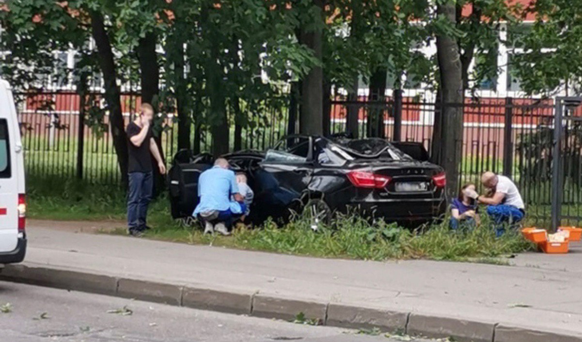 Дерево упало на машину СПБ. Дерево упало на несколько машин. 13 Ноября упало дерево на машину. 31.08.22 Упали на машины в СПБ деревья.