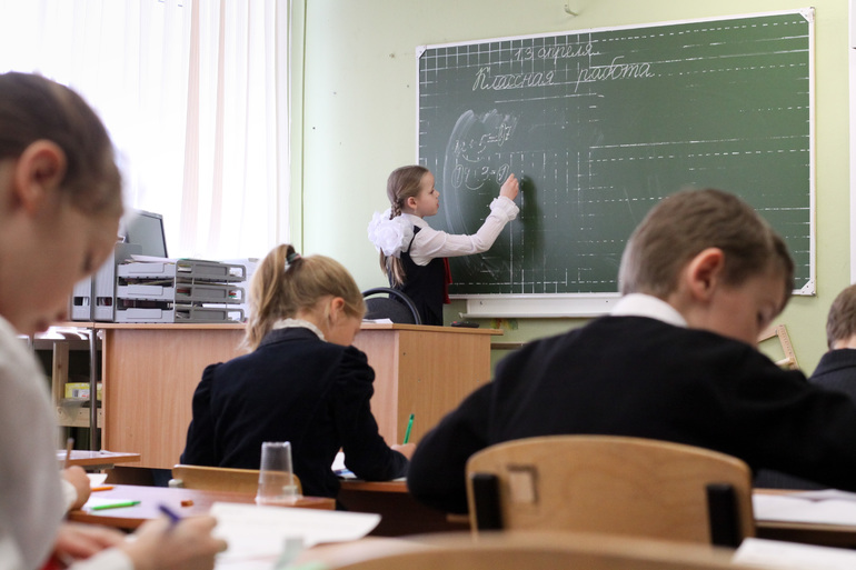 Дети петербуржцев с коронавирусом разносят заразу по школам на глазах Комобра