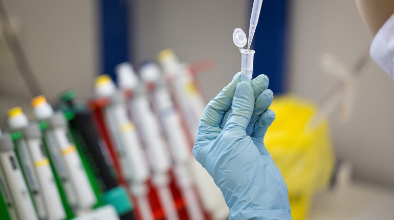 Москвичи могут подать заявку на участие в испытаниях вакцины от Covid-19