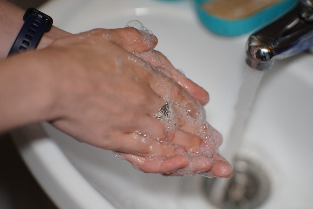 Инфекционист: COVID-19 научил людей мыть руки, снизив заболеваемость кишечными инфекциями