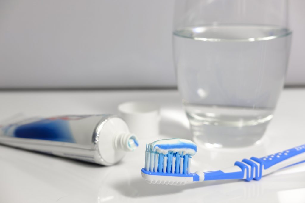 Стоматолог объяснила, почему не стоит чистить зубы после еды