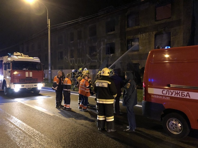 Пожарные локализовали возгорание в заброшенном доме на Митрофаньевском