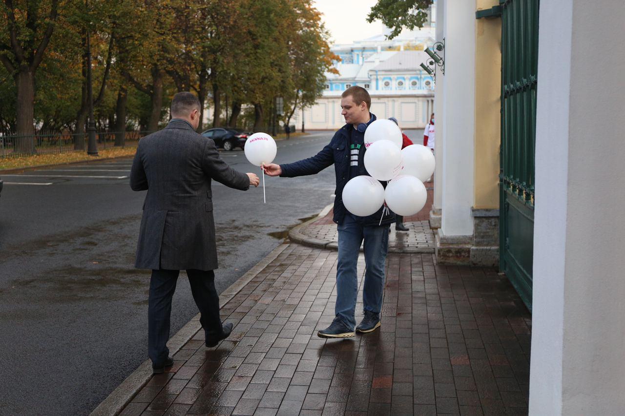 Приходить чиновник. Городские чиновники СПБ. Видео поздравляют чиновника. Мяч в Санкт Петербурге для корреспондент. Чиновник на Старом фото с шариком.