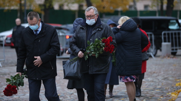 В Выборге проходит церемония прощания с убитым депутатом Петровым
