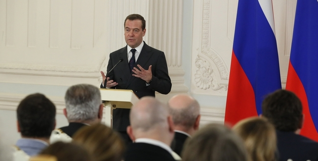 Медведев назвал невозможными попытки достичь мира и согласия с марионетками