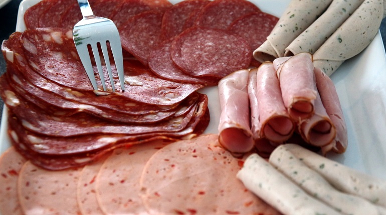 На рынке на улице Ильюшина нашли санкционные сыр и колбасу из ЕС