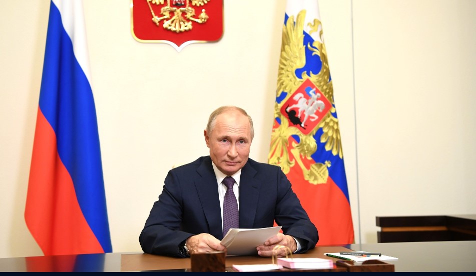 Путин подписал закон, разрешающий губернаторам избираться более двух сроков подряд