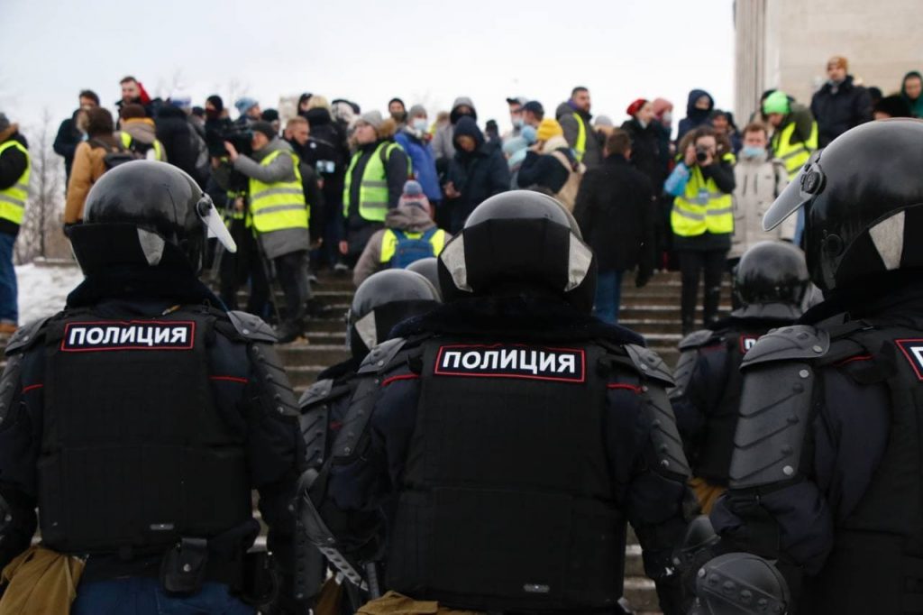 На митинг у ТЮЗа собралось около трех тысяч человек ...