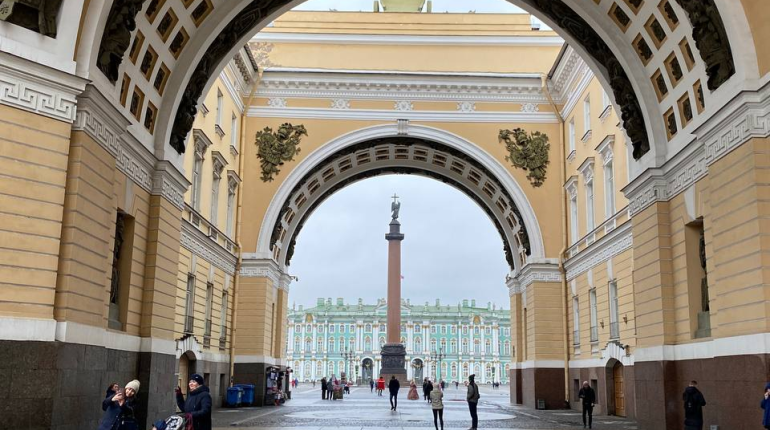 На Дворцовой площади в Петербурге открывается ежегодный Книжный салон