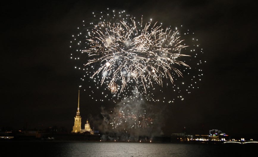 В питере отменили новогодний салют. Салют СПБ 2022. Фестиваль огня в Санкт Петербурге 2022. Петербург Рождество салют. Салют на Васильевском острове.