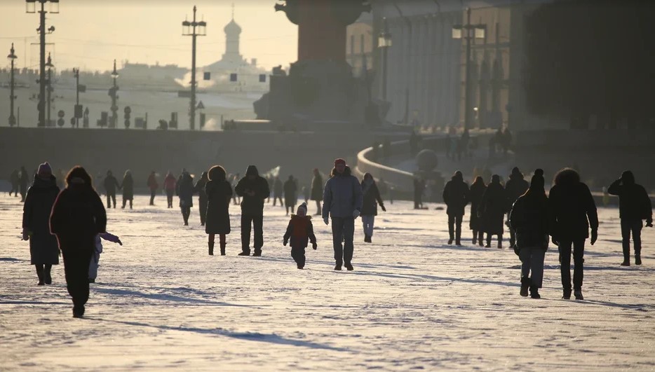 Продолжи гулять. Люди гуляют по Неве. Люди в городе гуляют по льду Питер. Лёд Санкт-Петербург. Люди на льду Невы.