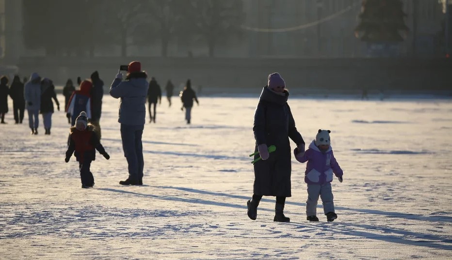 Продолжи гулять. Человек гуляет по льду на реке. СПБ люди гуляют по каналам зимой. Парк 300 летия люди гуляют по льду. Зима люди гуляют Россия.