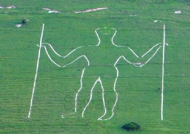 В Британии неизвестные пририсовали маску древнему 70-метровому геоглифу